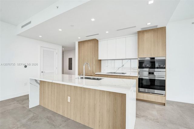 2411 Laguna Circle 2511, North Miami, FL 33181