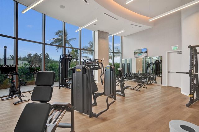 2411 Laguna Circle 2511, North Miami, FL 33181