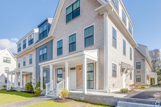 60 Pleasant Street 3B, Hyannis, MA 02601