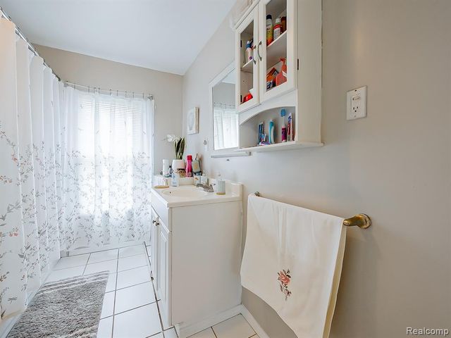 1325 E Lake Drive, Novi, MI 48377