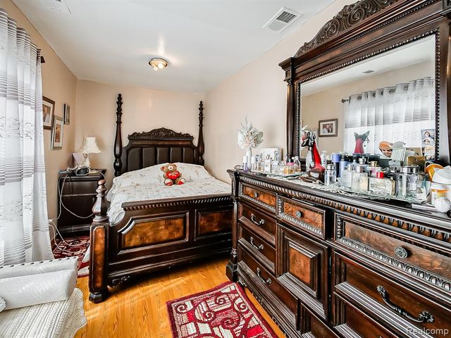 1325 E Lake Drive, Novi, MI 48377
