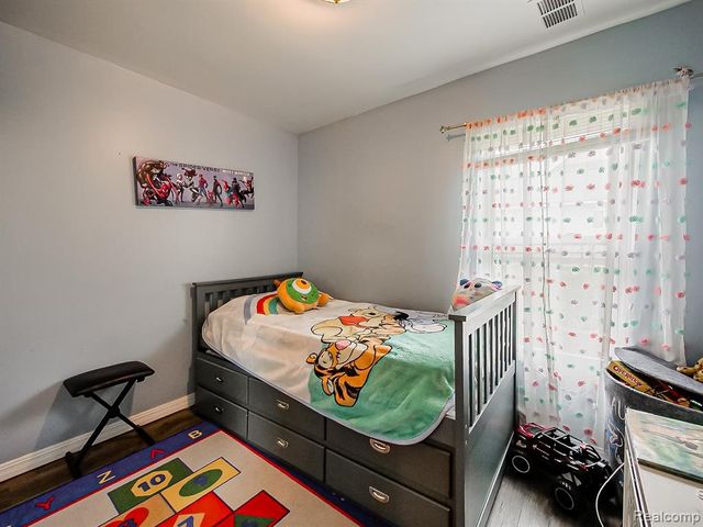1325 E Lake Drive, Novi, MI 48377
