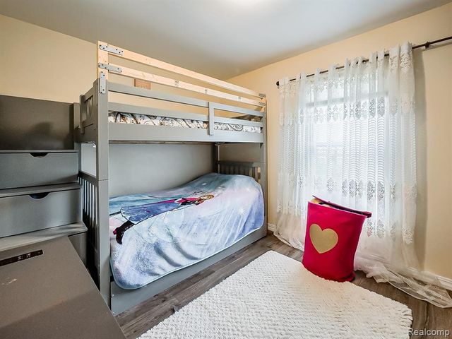 1325 E Lake Drive, Novi, MI 48377