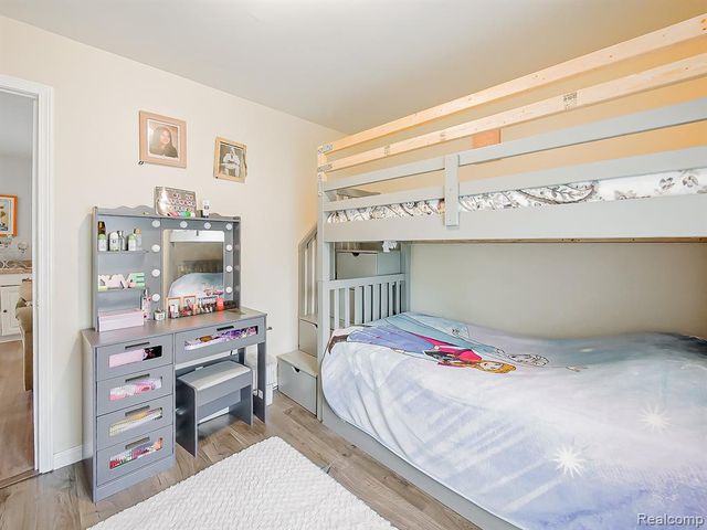 1325 E Lake Drive, Novi, MI 48377