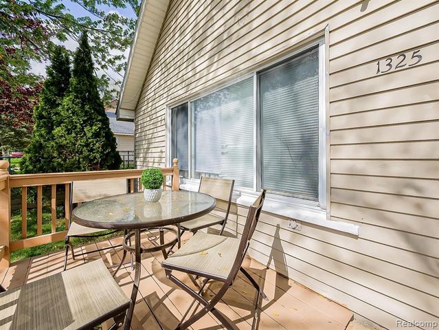 1325 E Lake Drive, Novi, MI 48377