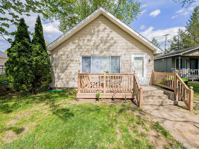 1325 E Lake Drive, Novi, MI 48377