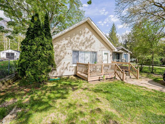 1325 E Lake Drive, Novi, MI 48377