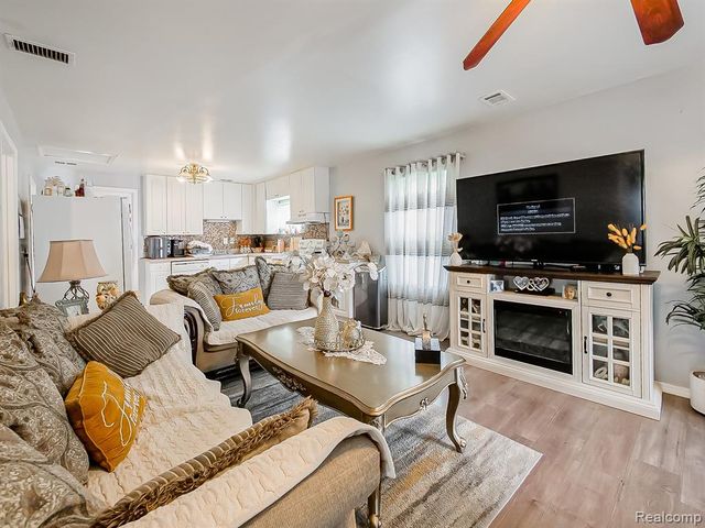 1325 E Lake Drive, Novi, MI 48377