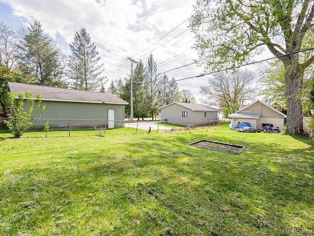 1325 E Lake Drive, Novi, MI 48377