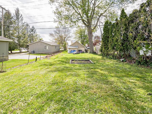 1325 E Lake Drive, Novi, MI 48377