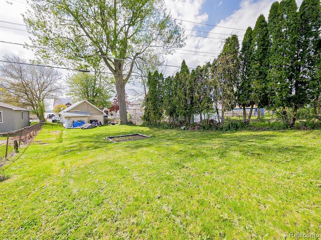 1325 E Lake Drive, Novi, MI 48377
