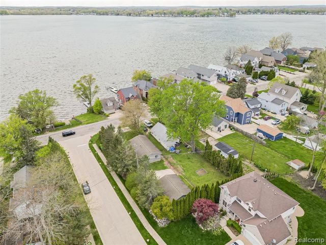 1325 E Lake Drive, Novi, MI 48377