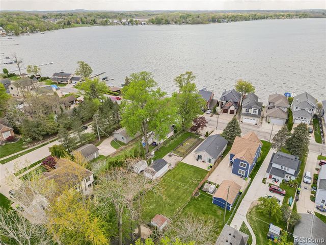 1325 E Lake Drive, Novi, MI 48377
