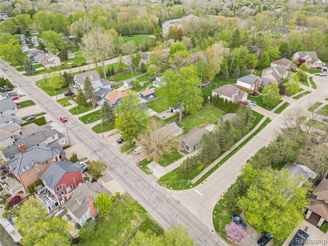 1325 E Lake Drive, Novi, MI 48377