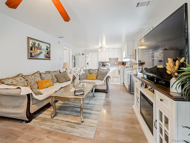 1325 E Lake Drive, Novi, MI 48377