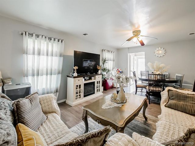 1325 E Lake Drive, Novi, MI 48377