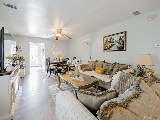 1325 E Lake Drive, Novi, MI 48377