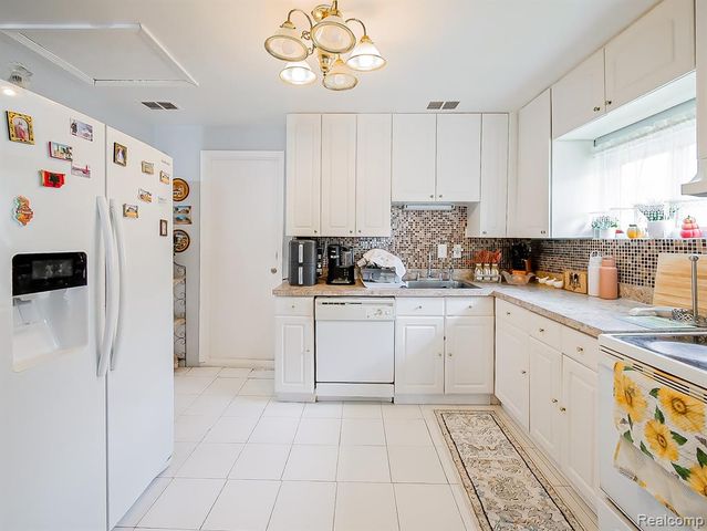 1325 E Lake Drive, Novi, MI 48377