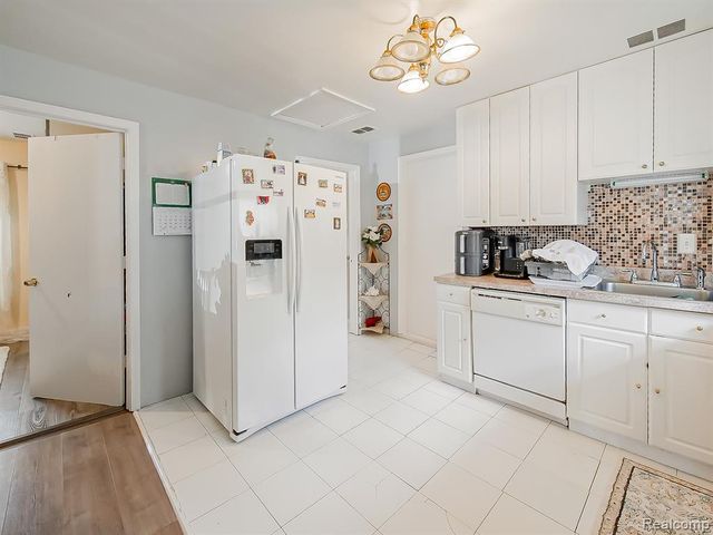 1325 E Lake Drive, Novi, MI 48377