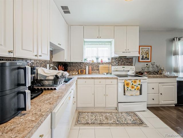 1325 E Lake Drive, Novi, MI 48377