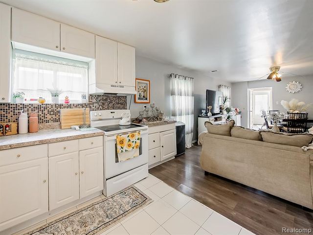 1325 E Lake Drive, Novi, MI 48377