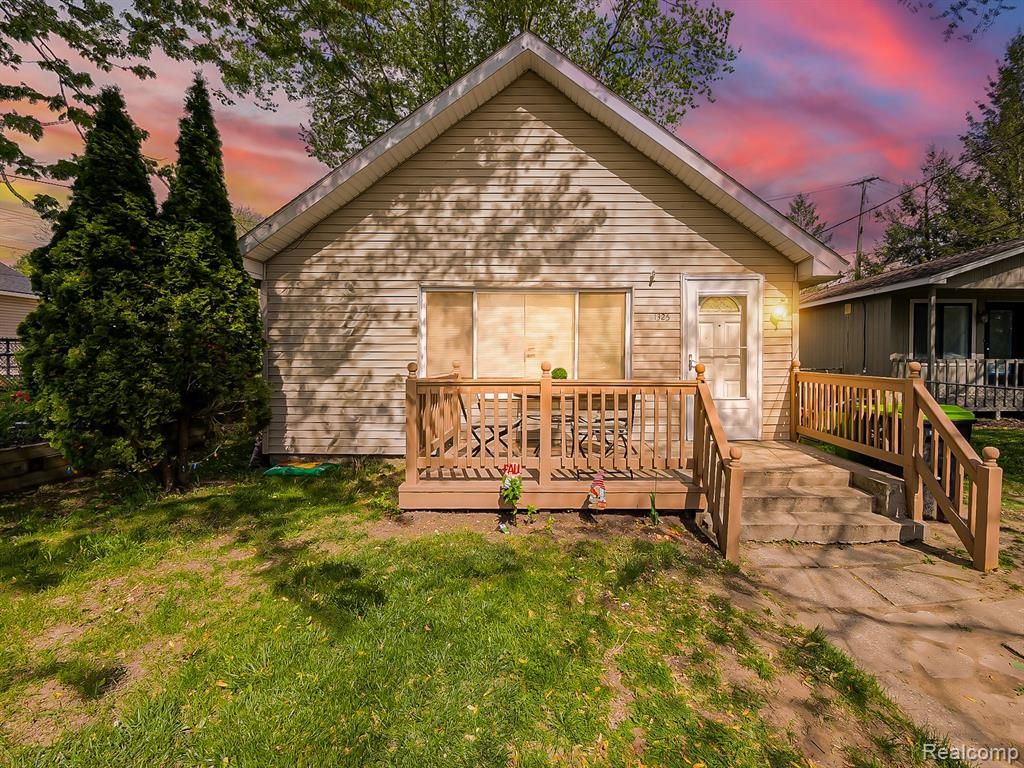 1325 E Lake Drive, Novi, MI 48377