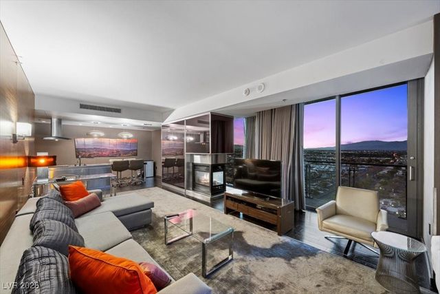 4381 FLAMINGO Road 21302, Las Vegas, NV 89103