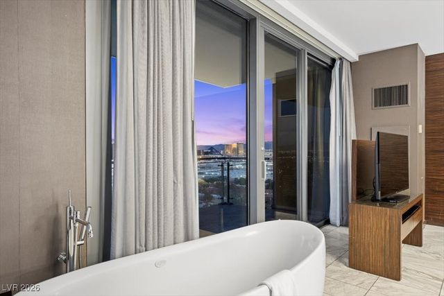 4381 FLAMINGO Road 21302, Las Vegas, NV 89103