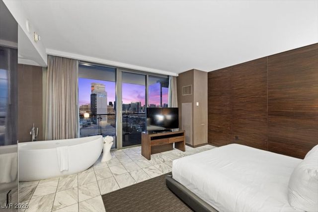 4381 FLAMINGO Road 21302, Las Vegas, NV 89103