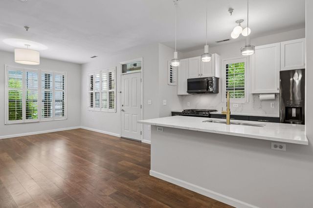 2566 Ellis Avenue 104, Saint Paul, MN 55114