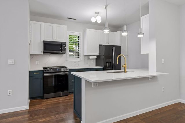 2566 Ellis Avenue 104, Saint Paul, MN 55114