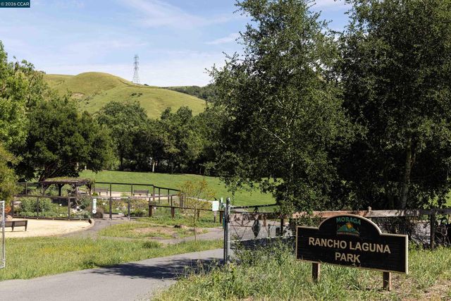 59 Lynwood Pl, Moraga, CA 94556