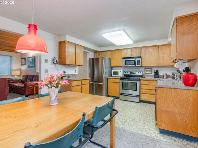 6103 Nw BERNIE Dr, Vancouver, WA 98663