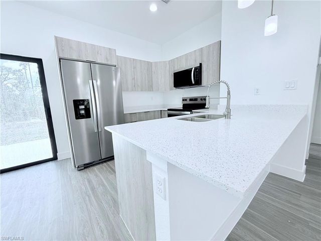 9027 E CASTLE CIR, Labelle, FL 33935