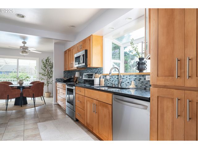 6933 N CONCORD Ave, Portland, OR 97217