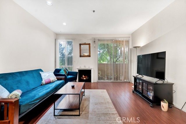 19350 Sherman Way 103, Reseda (los Angeles), CA 91335