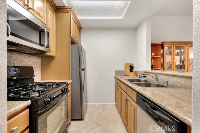 19350 Sherman Way 103, Reseda (los Angeles), CA 91335