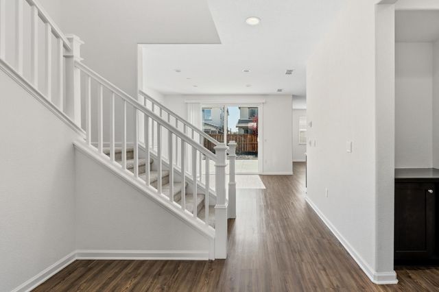 2432 Middlebury Dr, Lathrop, CA 95330