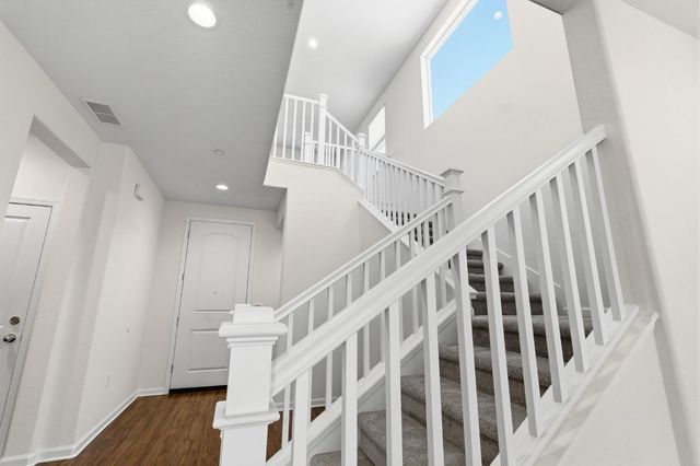 2432 Middlebury Dr, Lathrop, CA 95330