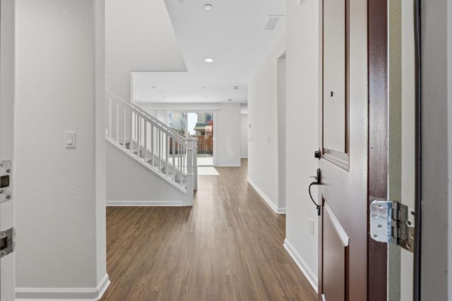 2432 Middlebury Dr, Lathrop, CA 95330