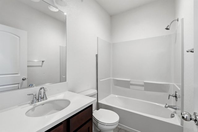 2432 Middlebury Dr, Lathrop, CA 95330