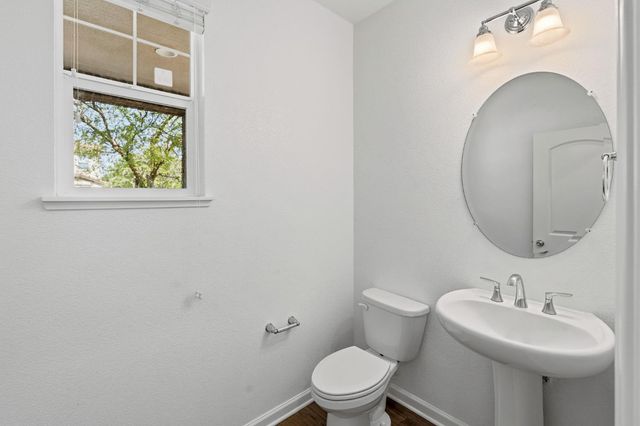 2432 Middlebury Dr, Lathrop, CA 95330