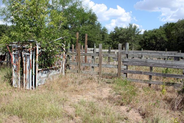 720 Green Acre DR, Dale, TX 78616