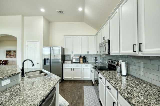401 Hyltin ST, Hutto, TX 78634