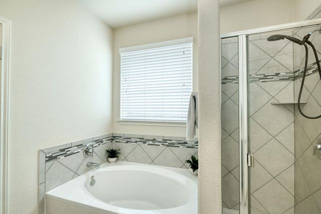 401 Hyltin ST, Hutto, TX 78634