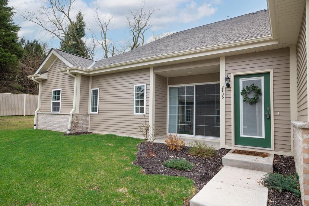 2703 Pond DRIVE, Saint Francis, WI 53235
