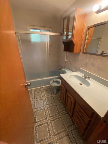 1445 Fairmeadows Lane, St Louis, MO 63138