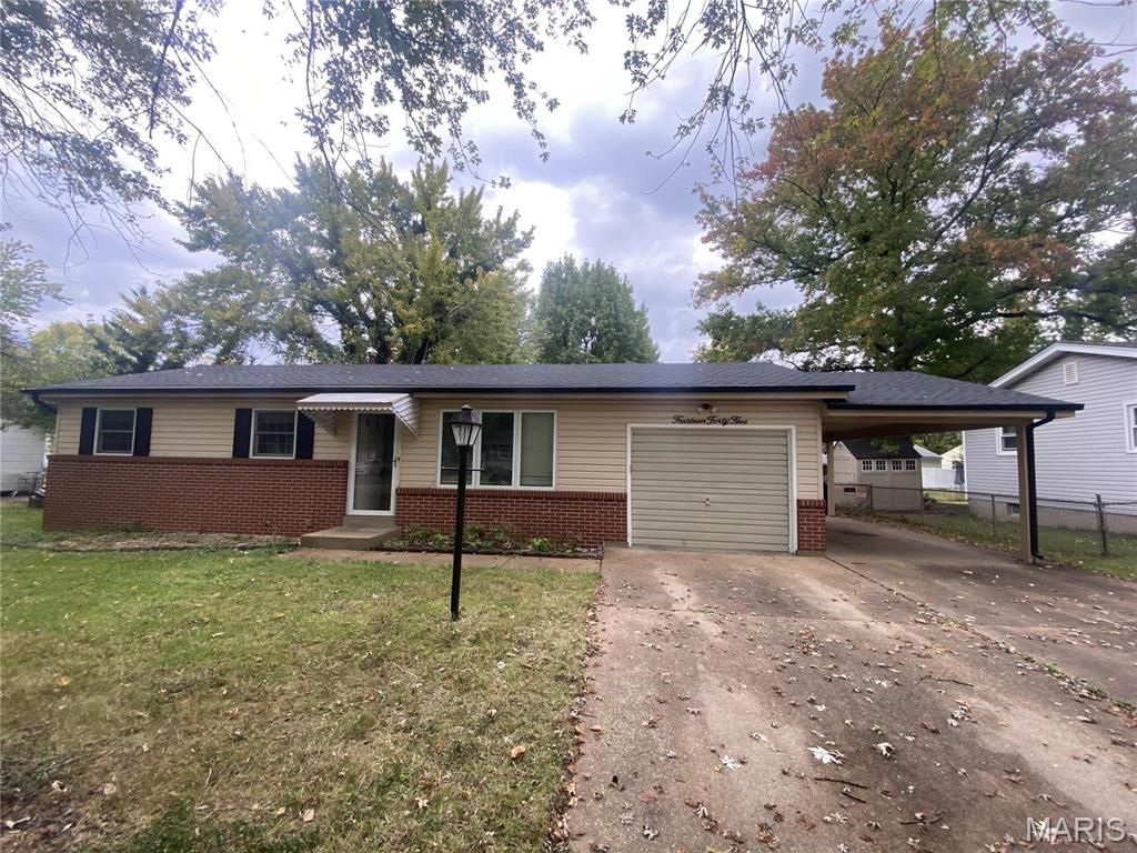 1445 Fairmeadows Lane, St Louis, MO 63138