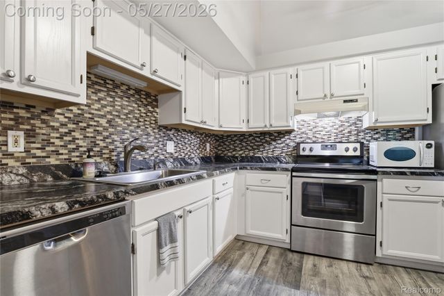 61212 Greenwood Drive, South Lyon, MI 48178