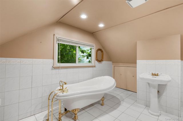 9 Pembrook Drive, Yonkers, NY 10710